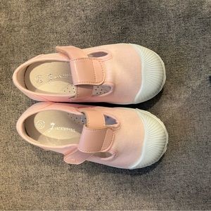 BRAND NEW. beautiful shoes. I purchased for my daughter, but was too small.